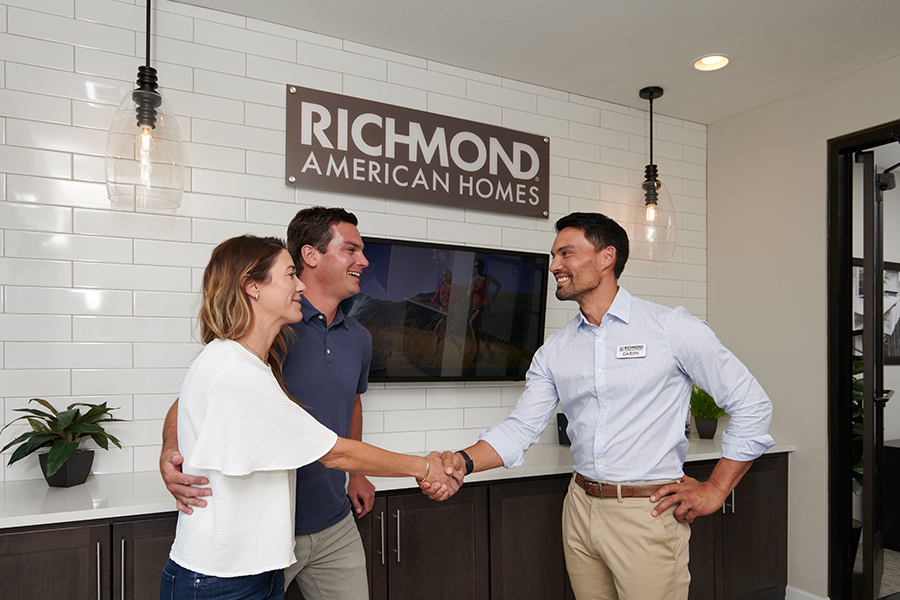 Agent speaking with hombuyers