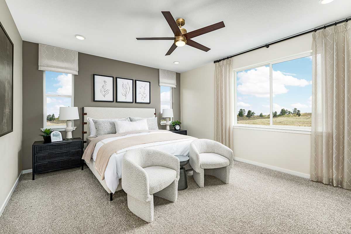 Primary suite with a ceiling fan