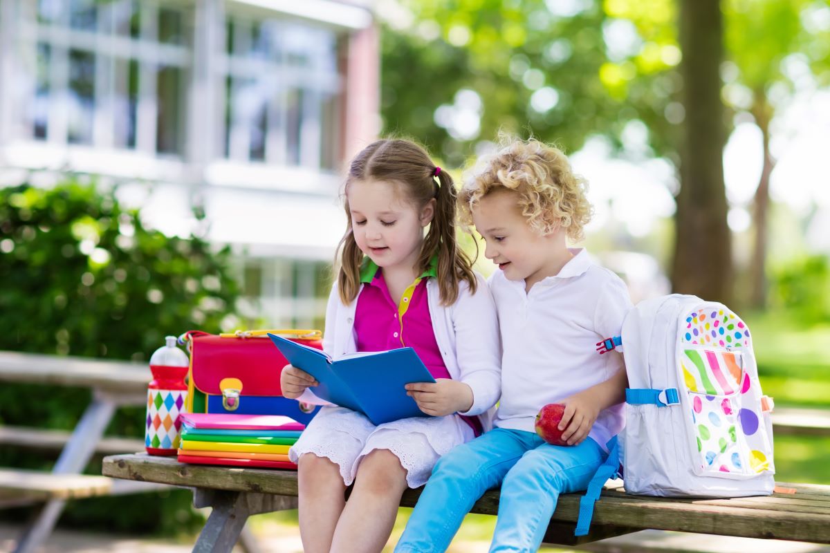 Kids eating lunch at school