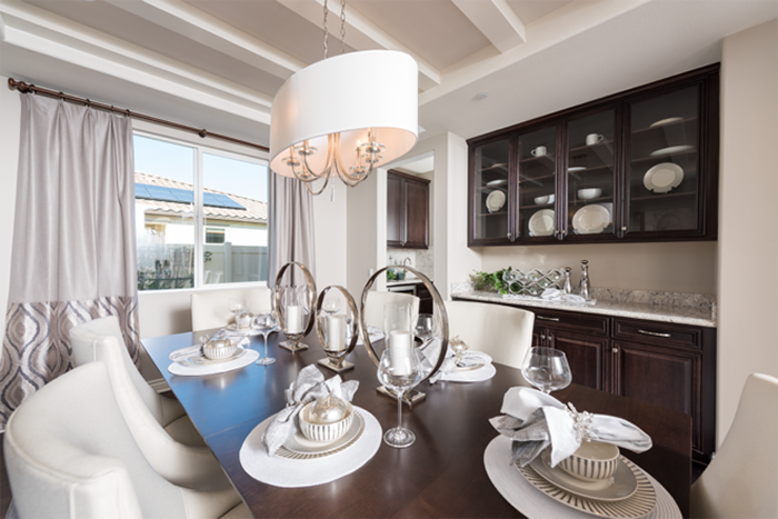 Dining nook with Nissé chandelier 