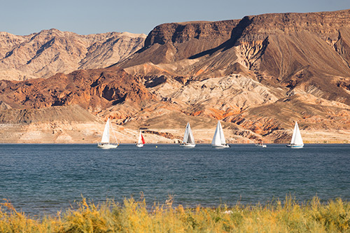 Sailboats on Lake Meed with mountains in the background