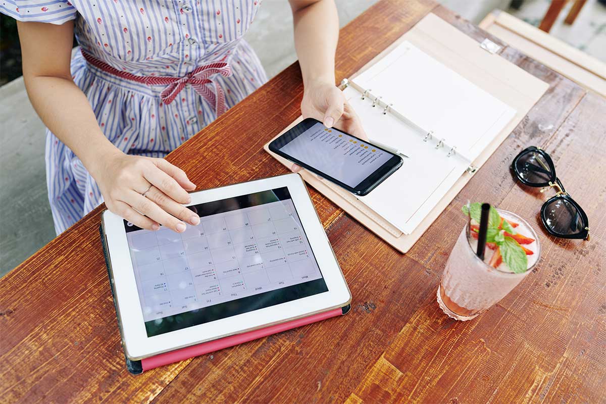 Woman planning her move with a calander and checklist