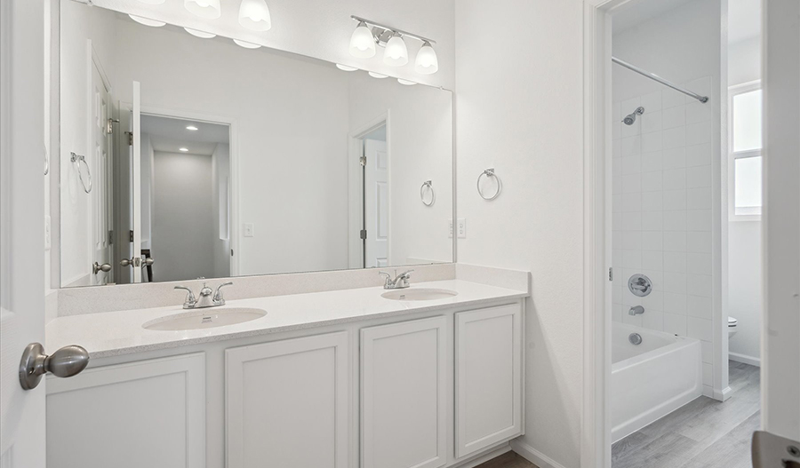 Bathroom of the LynwoodIDuo floor plan